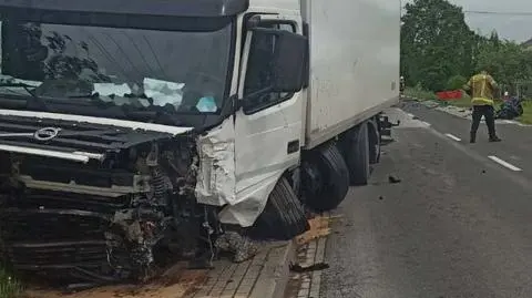 Czołowe zderzenie na prostej drodze. Jeden kierowca wyszedł bez szwanku, drugi zginął