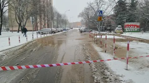Pękła rura na Góralskiej. Woda zalała ulicę 