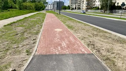 Miała być nowa ścieżka rowerowa wzdłuż obwodnicy. Odtwarzają starą, z kostki