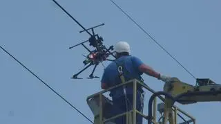 Dron zawisł na linii