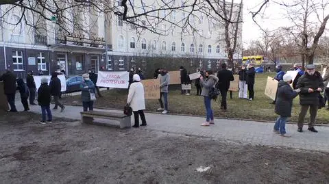 "Praga protestuje" kontra "tak dla centrum Re-Start". Pikiety przed Szpitalem Praskim