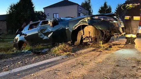 Auto w rowie, kierowcę przewieziono do szpitala