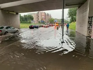 Zalane samochody na Płochocińskiej