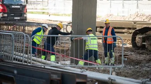 Będą wzmacniać grunt na budowie stacji metra, utrudnienia 