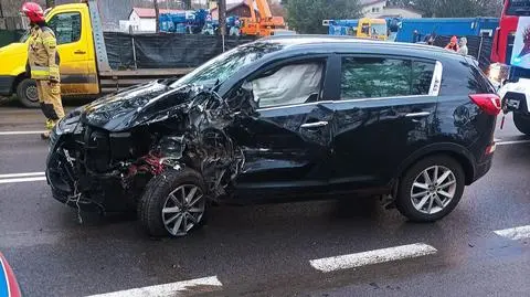 Zderzenie dwóch aut w Józefowie. Jedna osoba trafiła do szpitala