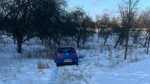 Był poszukiwany. Wpadł przez brak oświetlenia w samochodzie