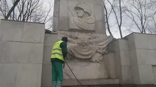 Czyszczenie pomnika w Parku Skaryszewskim