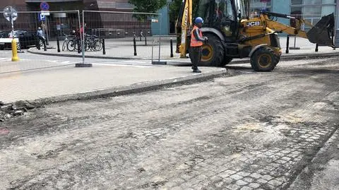 Remont w centrum odsłonił przedwojenną kostkę brukową