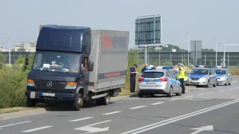 Ciężarówka otarła się o radiowóz. "Policjantów wypuszczono ze szpitala"