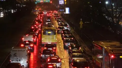 Zalane ulice i tory, seria awarii świateł. Na święta w korkach