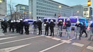 Policjanci odcięli drogę protestującym
