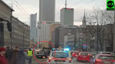 Dachował na torowisku w alei Niepodległości