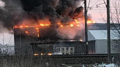 80 strażaków gasiło pożar hali w Jawczycach