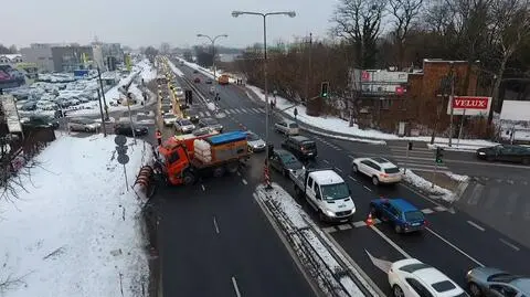 Pług zepsuł się na skrzyżowaniu. Aleje Jerozolimskie stały