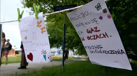 Podziękowali policjantom "za gaz w oczach" i "80 radiowozów na Mickiewicza". Laurki przed komendą