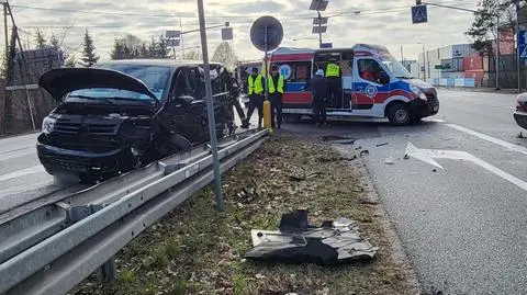 Dwa auta zderzyły się na "siódemce". Jedna osoba trafiła do szpitala