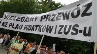 Przemarsz manifestujących taksówkarzy