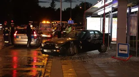 Porsche uderzyło w przystanek. Kierowca pijany, dwie kobiety ranne