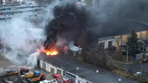 Pożar magazynu na Mokotowie. Spalił się samochód