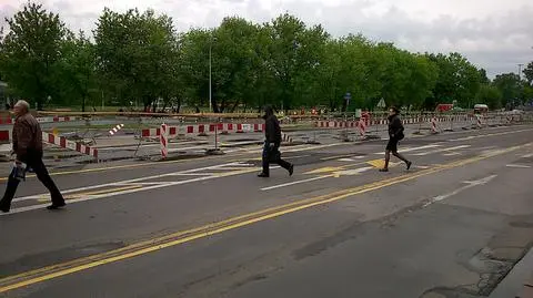 Przechodzą na dziko do metra. "Pasy wrócą w czerwcu"