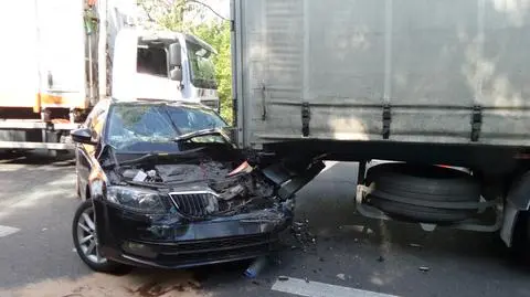 Skoda uderzyła w ciężarówkę. Rozbite auta zablokowały trasę na Lublin 