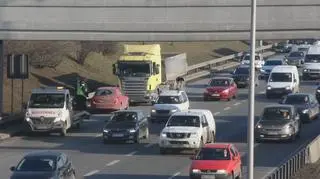 Zderzenie ciężarówki z samochodem osobowym w alei Armii Krajowej