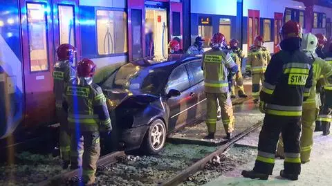 Auto uderzyło w bok lokomotywy na przejeździe w Opaczy