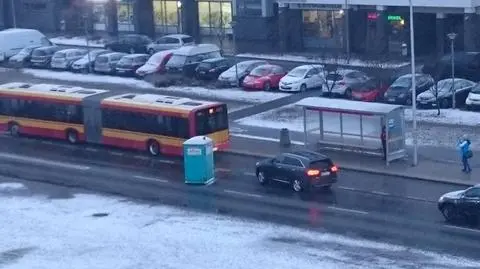 Toaleta stała na środku jezdni