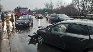 Samochód osobowy uderzył w bariery na Wisłostradzie