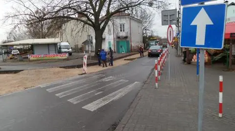 Zerwany asfalt na Strażackiej. Autobusy się nie mieszczą