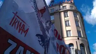 Solidarni 2010 koczują przed siedzibą TVP