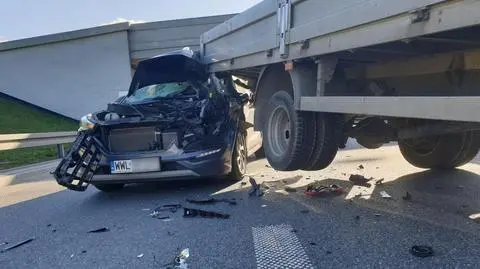 Wbił się pod auto dostawcze na S8