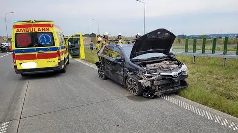 Zderzenie trzech aut na drodze ekspresowej. Dwie osoby ranne, w tym czteroletnie dziecko