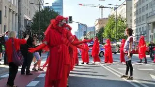 Czerwona fala ruszyła w ulicy Jasnej