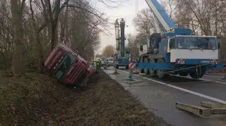 Dźwig wyciąga tira z rowu