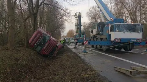 Tir wpadł do rowu pod Garwolinem