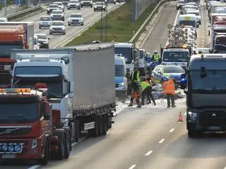 Służby sprzątają po zderzeniu na S8