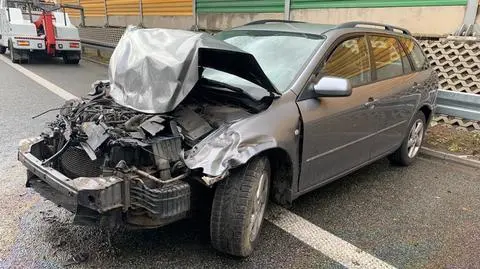 Zderzenie dwóch samochodów i ciężarówki na S8