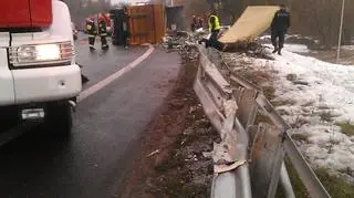 Na Toruńskiej przewrócił się tir. Piwo się wylało