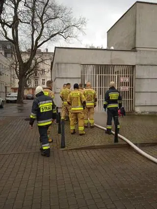 Strażacy pracują w Szpitalu Praskim