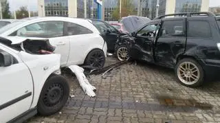 Kierowca wjechał w parking uszkadzając auta