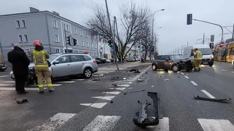 Po zderzeniu auto wpadło na latarnię. "Grozi jej wywrócenie"