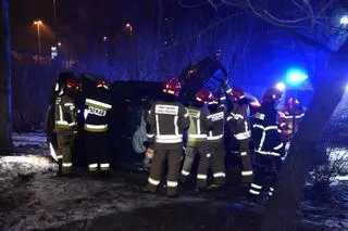 Samochód spadł z jedni na parking