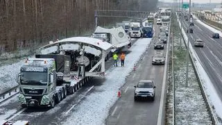 Transport tarczy TBM ma postój w pobliżu węzła Janki na S8