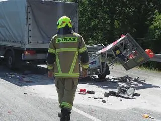 Ciężarówka wjechała w auto drogowców