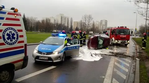 Dachowane w alei KEN. "Stoczył się z nasypu"