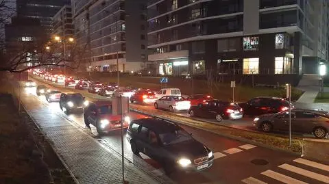 Warszawiacy utknęli w korkach przy centrach handlowych