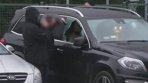 Wybili szybę w aucie, zabrali torbę z pieniędzmi. Policja szuka sprawców kradzieży