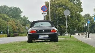 BMW pozostawione na trawniku