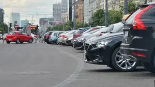 Zatłoczone parkingi w centrum